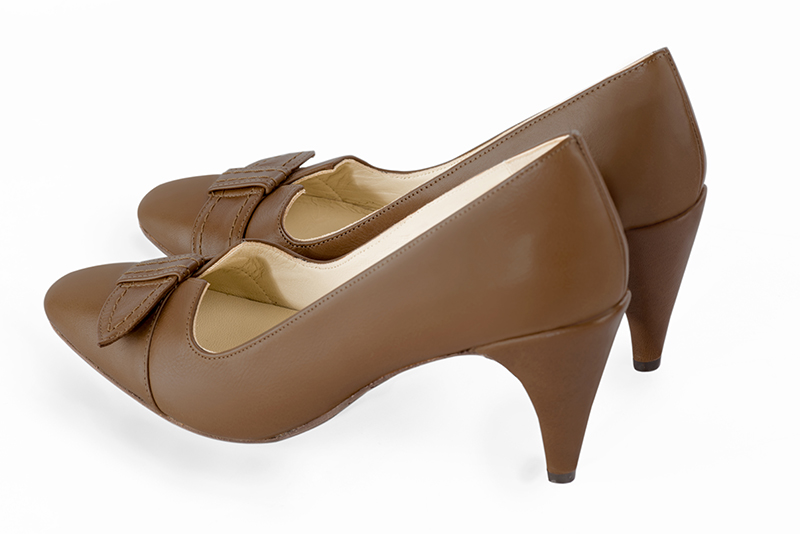 Caramel brown women's dress pumps, with a knot on the front. Round toe. High slim heel. Rear view - Florence KOOIJMAN